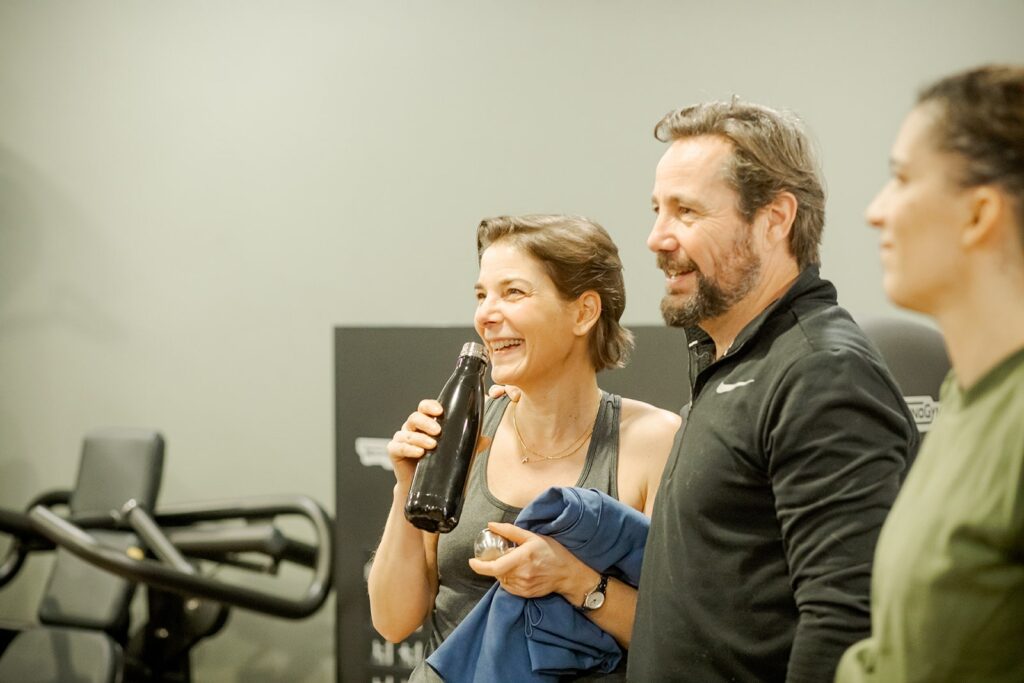 Membres et coach qui partagent un moment au club, Leaf Circle Lyon 6