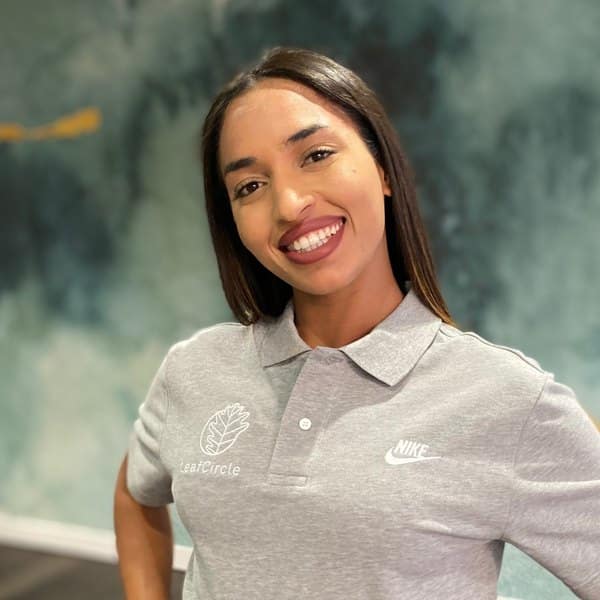 Khaoula Eljabal, coach fitness, HIIT et Pilates chez Leaf Circle